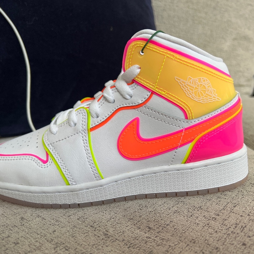 NIB Air Jordan 1Mid Edge Glow GS size 4Y